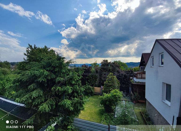 Ein Einfamilienhaus in Banská Bystrica mit einem großen Garten, umgeben von Grün und Bäumen.