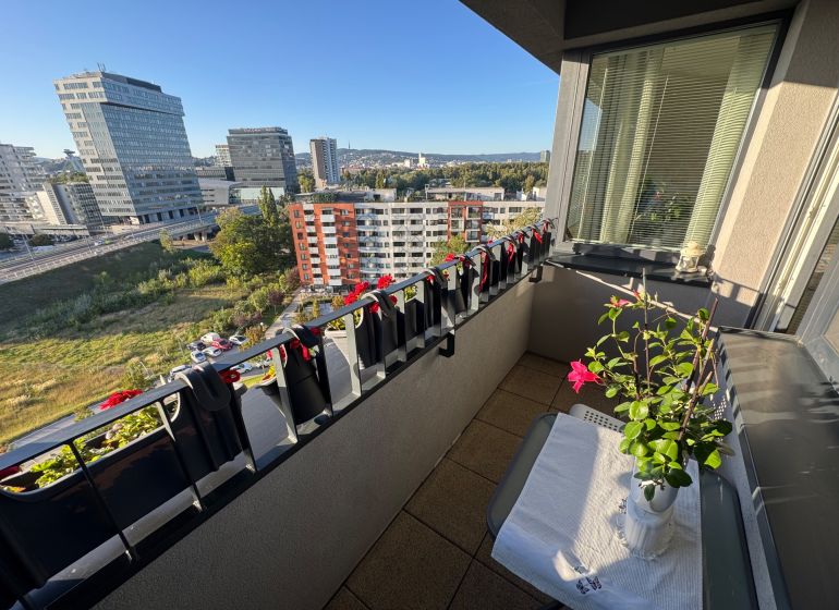 Balkon mit Pflanzen und Blick auf die Bosákova-Straße, Bratislava - Petržalka.