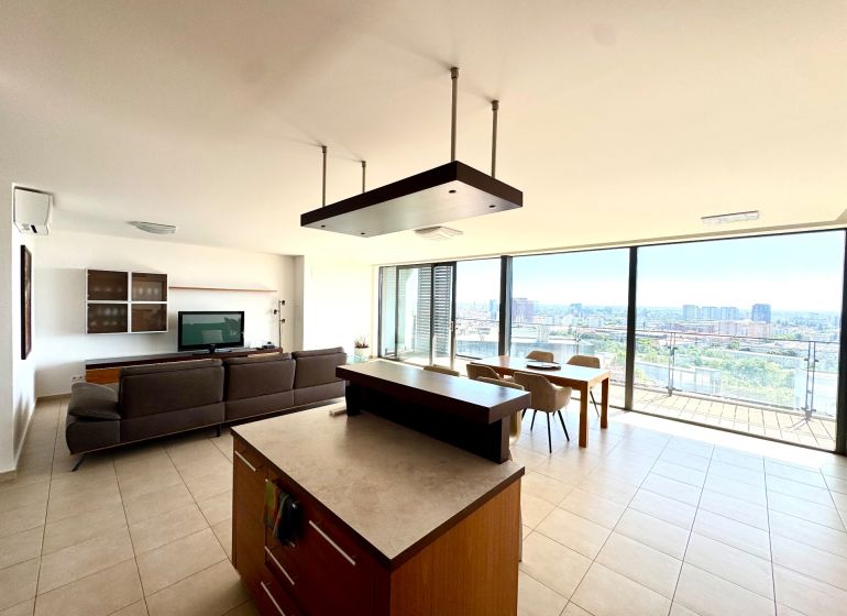Geräumiger Wohnbereich mit Küche und Esszimmer in einer 4-Zimmer-Wohnung mit Panoramablick.