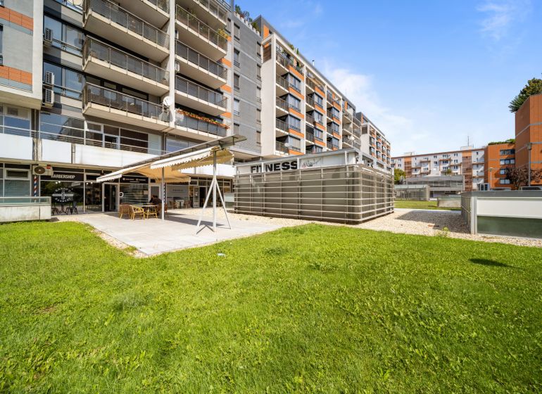 Gewerbeflächen in der Trenčianska-Straße in Bratislava - Nivy mit Terrasse und Grünflächen.