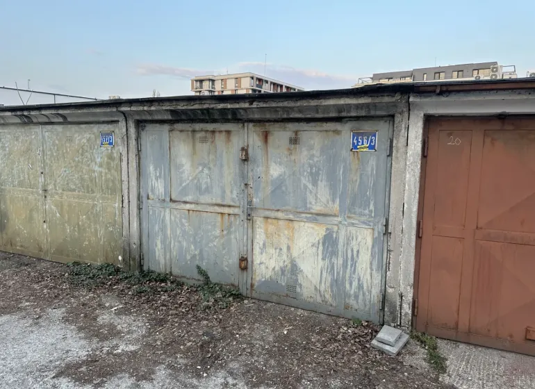 Verlassene Garagen in Bratislava - Nové Mesto mit abgebröckeltem Putz und Blechttüren.