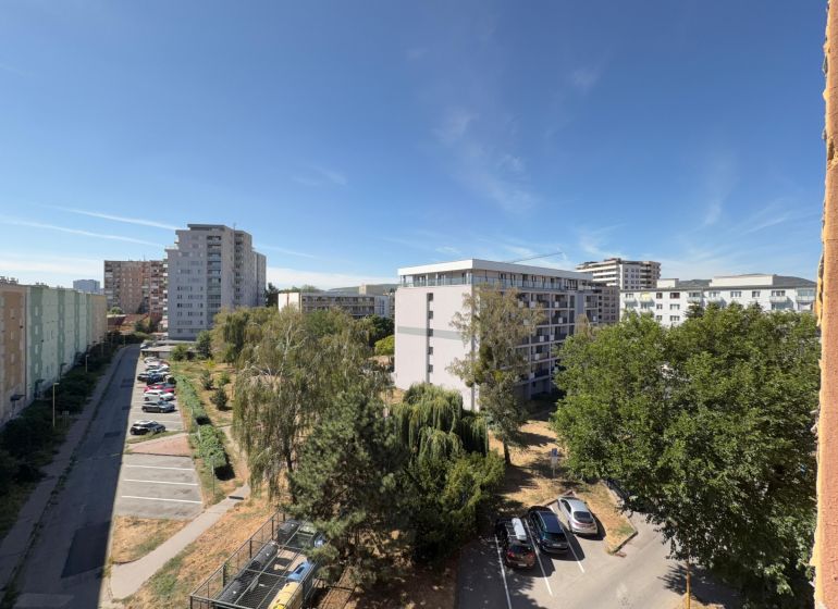 Aussicht auf Wohnhäuser und Bäume in der Stromová-Straße in Košice, Altstadt.