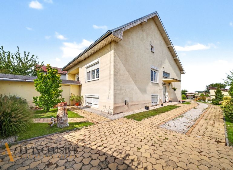 Das Einfamilienhaus in der Vojtechovce-Straße in Nový Život ist von einem gepflegten Garten mit Gehweg umgeben.