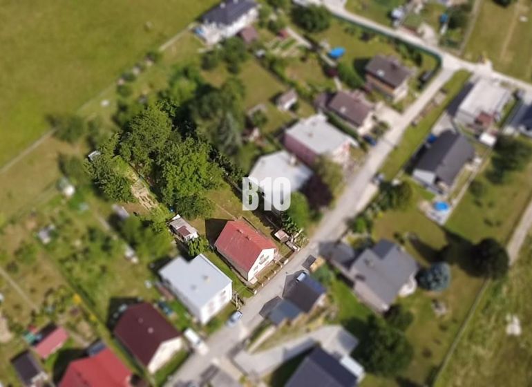Eine Luftaufnahme eines Einfamilienhauses in Považská Bystrica, umgeben von Grünflächen und weiteren Häusern.
