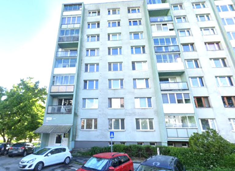 Wohnhaus in der Ostravská-Straße in Košice, Stadtteil Juh, mit Parkplatz.