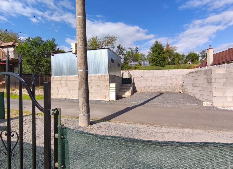 Das Tor in Záhorce bei Selešťany führt zu den Erholungsgrundstücken mit einer gemauerten Mauer.