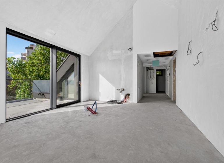 Unvollendetes Zimmer in einer Wohnung mit 5 oder mehr Zimmern mit großen Fenstern und Blick auf die Terrasse.