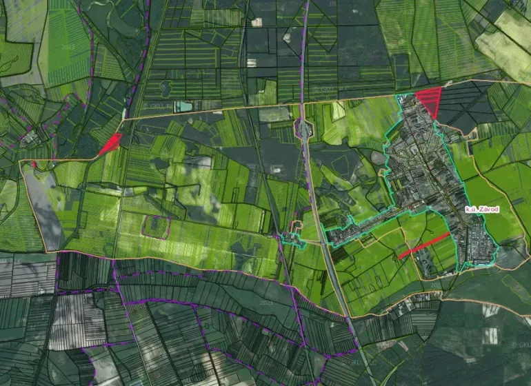 Luftaufnahme von landwirtschaftlichen und forstwirtschaftlichen Flächen in der Gemeinde Závod mit Straßeninfrastruktur.