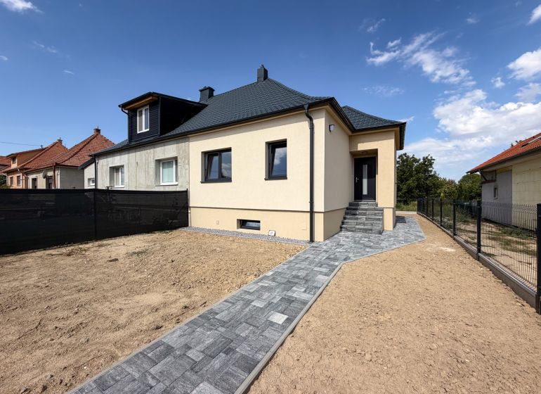 Ein Einfamilienhaus in der Trnavská-Straße in Nitra mit Zugangspfad und Hof.