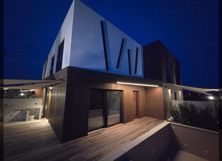 Villa in Nino mit moderner Architektur und Holzboden.