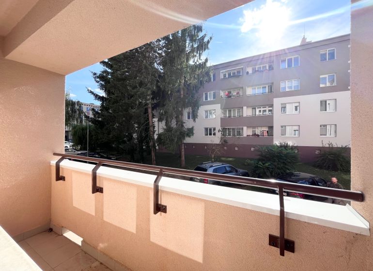 Balkon einer 3-Zimmer-Wohnung in der Švermova-Straße, Trenčín mit Blick auf das umliegende Gebäude.