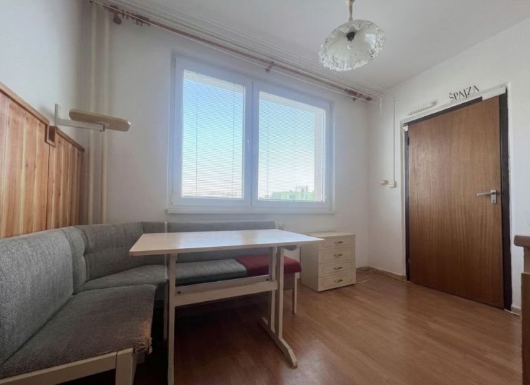Essbereich mit Sitzgelegenheiten und Holzboden in einer 2-Zimmer-Wohnung.