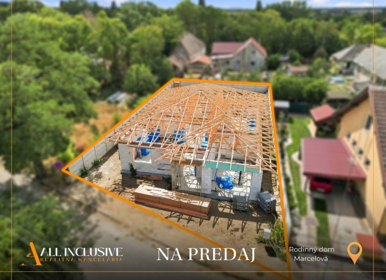 Ein im Bau befindliches Einfamilienhaus in Marcelová mit fertiggestellter Holzdachkonstruktion.