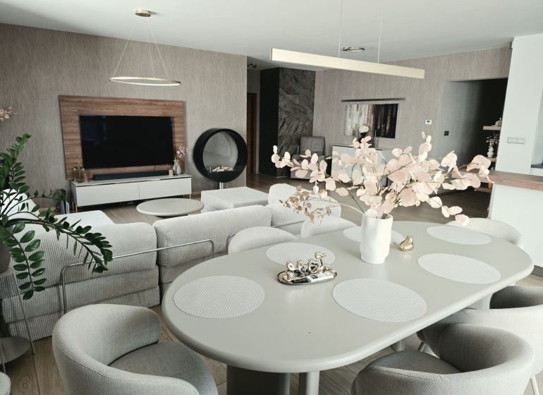 Helles Wohnzimmer in einer 4-Zimmer-Wohnung mit dekorativen Elementen und Holzboden.