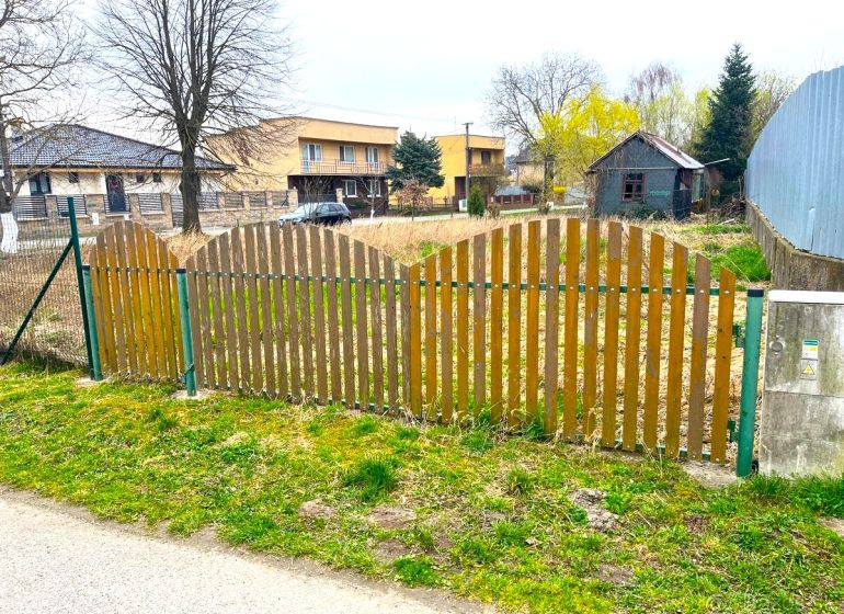 Grundstück aus Holzlatten auf einem Wohnbaugrundstück in der Jarková-Straße, Šaca.