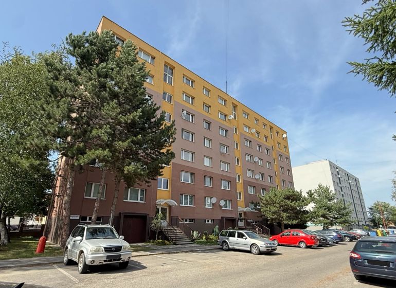 Mudrochova-Straße in Rajec zeigt ein Wohnhaus und einen Parkplatz für 2-Zimmer-Wohnungen.