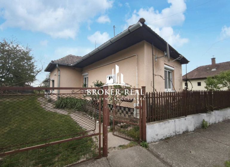 Ein Einfamilienhaus in Bódvaszilas, umgeben von einem Garten, mit weißem Putz und einem Zaun.