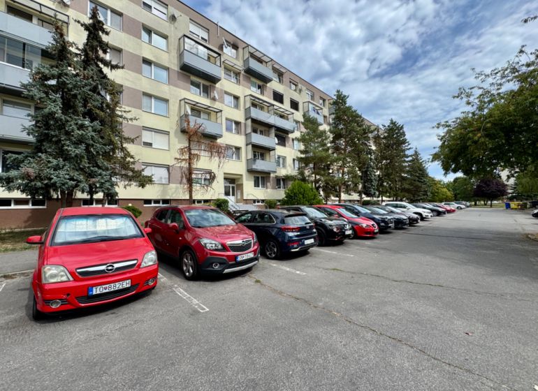Parkplatz bei einem Wohnhaus in Topoľčany für die Bewohner von Einzimmerwohnungen.