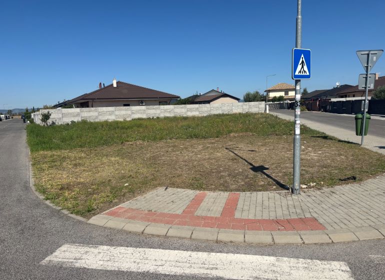 Baugrundstück in Most pri Bratislave, Eckgrundstück mit markiertem Durchgang.