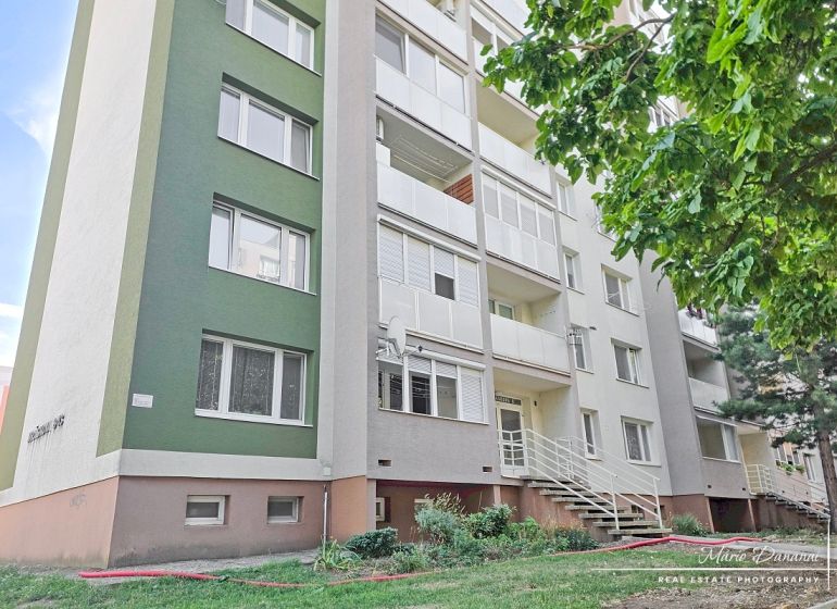 Das Wohnhaus in der Jiráskova-Straße in Trnava, umgeben von Grünflächen, bietet 2-Zimmer-Wohnungen an.
