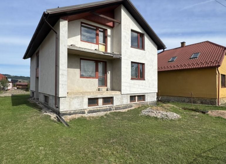 Ein Einfamilienhaus in Plavnica mit grünem Rasen und teilweise fertiggestellter Fassade.