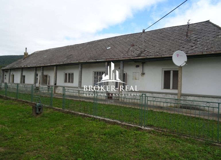 Ein Einfamilienhaus in Černochovo, umgeben von Grün, mit einer Satellitenschüssel auf dem Dach.