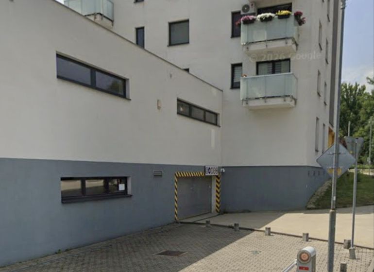 Einfahrt zu den Garagen in der Švermova-Straße in Banská Bystrica, beim Wohnhaus.