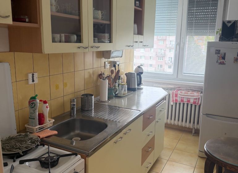 Küche in einer 2-Zimmer-Wohnung mit Küchenzeile und Geräten.