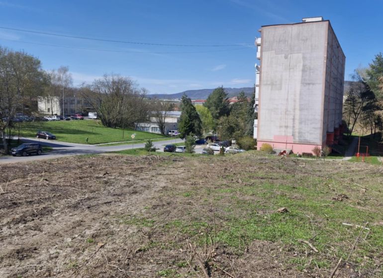 In Veľký Krtíš in der Železničná-Straße sind Grundstücke - kommerziell sichtbar.