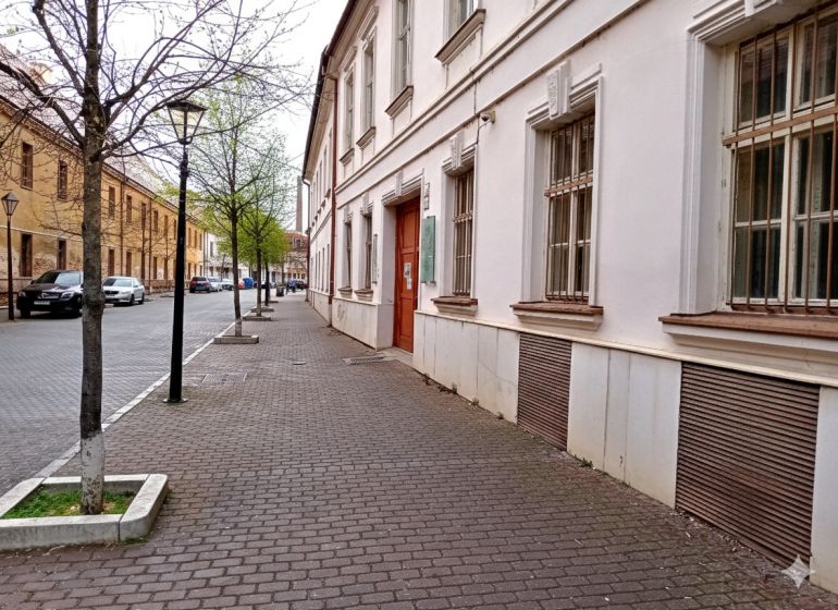 Františkánska Straße in Trnava mit historischen Gebäuden und Bäumen bei den Büros.