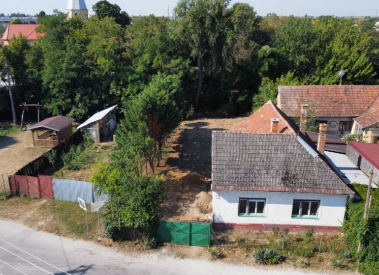 Ein Einfamilienhaus am Platz des hl. Florian, Krakovany, umgeben von Grünflächen und einem Kinderspielplatz.