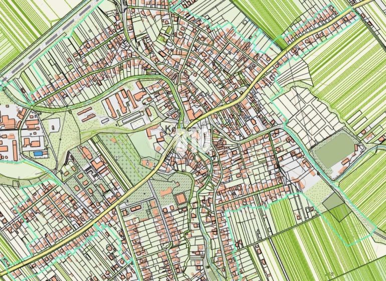 Karte der Gemeinde Košeca zeigt die Anordnung von Straßen, Gebäuden und angrenzenden Feldern.