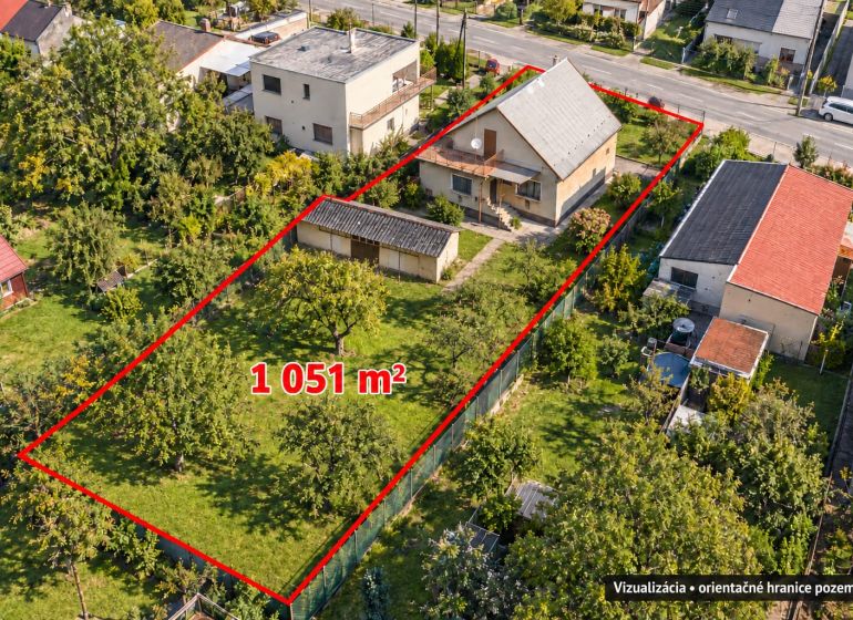 Luftaufnahme eines Einfamilienhauses mit einem Grundstück von 1051 m² in der Družstevná in Dubnica nad Váhom.