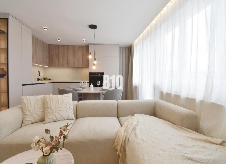 Wohnzimmer mit Küchenzeile und Sofa in einer 4-Zimmer-Wohnung.