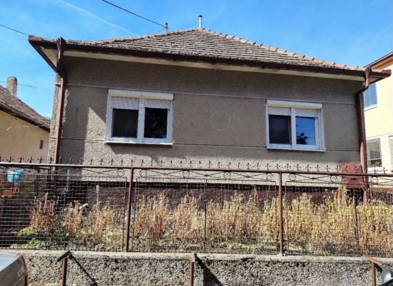 Ein Einfamilienhaus in Tvrdošovce in der Straße Tvrdošovce mit einem klassischen Dach und einem Garten.