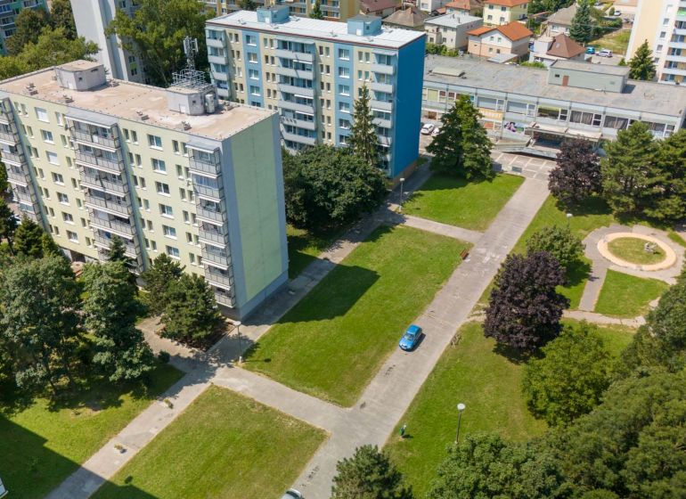 Wohnblocks und Grünflächen in der Straße 8. mája in Piešťany.