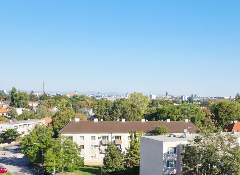 Blick auf ein Wohnviertel und Grünflächen, Trnava, aus der Höhe, geeignet für eine 3-Zimmer-Wohnung.