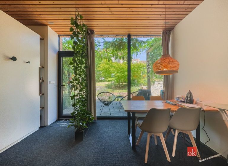 Essbereich in einer 3-Zimmer-Wohnung mit großen Fenstern und Garten.