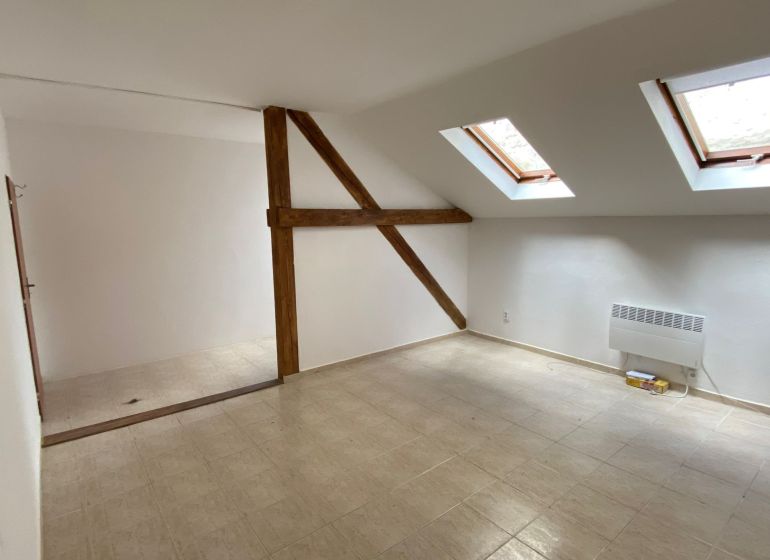 Dachbodenkantoor mit Keramikboden und Dachfenstern, Holzbalken.