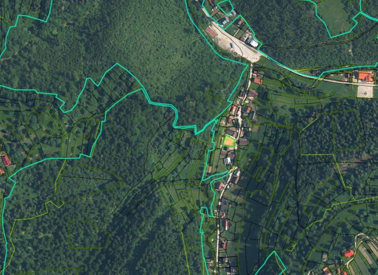Luftaufnahme von Grundstücken in der Region Oščadnica mit sichtbaren Parzellen und Straßen.