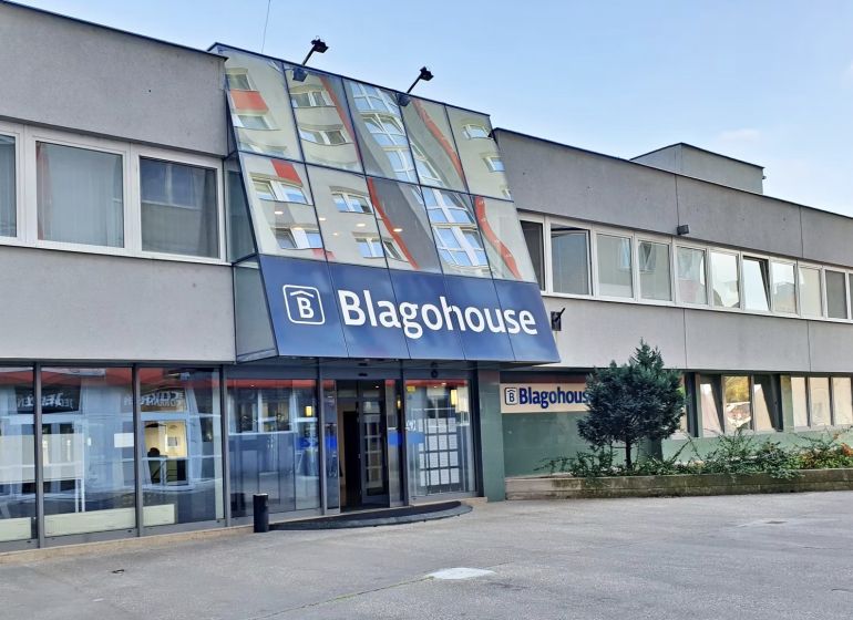Geschäftsräume in der Blagoevova-Straße in Bratislava-Petržalka mit der Aufschrift Blagohouse.