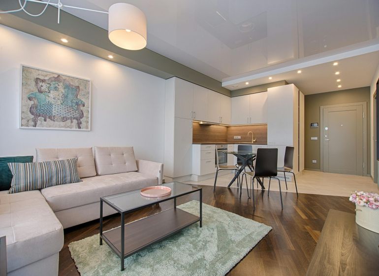 Wohnzimmer in einer 3-Zimmer-Wohnung mit Holzboden und stilvollen Möbeln.