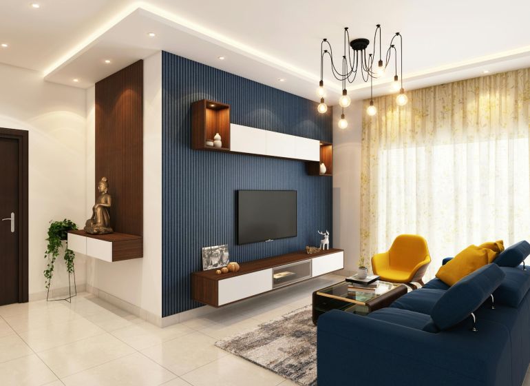 Wohnzimmer in einer 2-Zimmer-Wohnung mit einem blauen Sofa und stilvoller Beleuchtung.