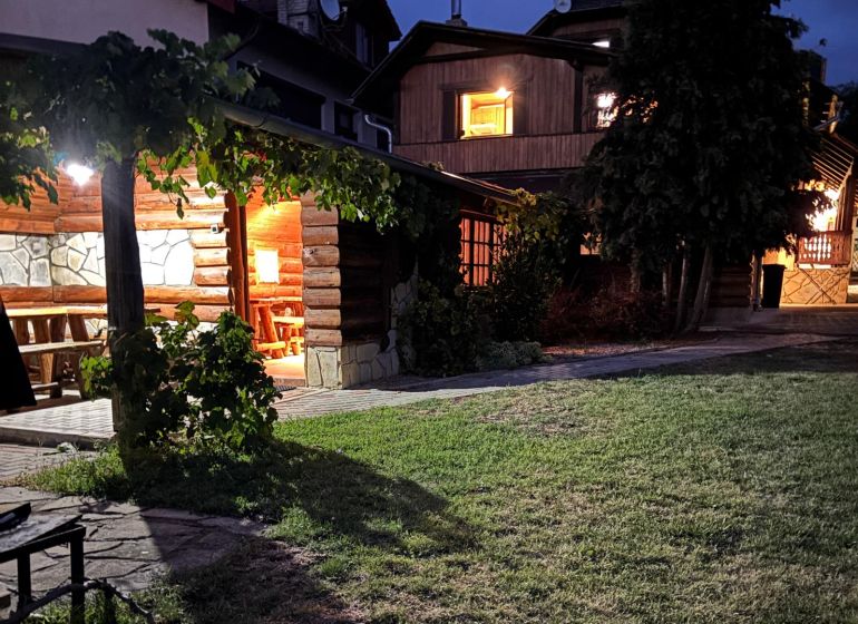 Ferienwohnung in der Hlboká-Straße in Podhájska mit Blockhaus-Pavillon.