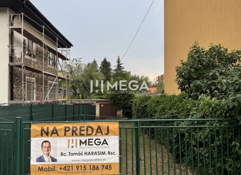 In der Straße Osloboditeľov in Humenné stehen Garagen zum Verkauf.