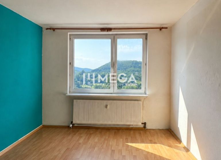 Ein Zimmer in einer 3-Zimmer-Wohnung mit einem Holzboden und Blick auf die Landschaft.