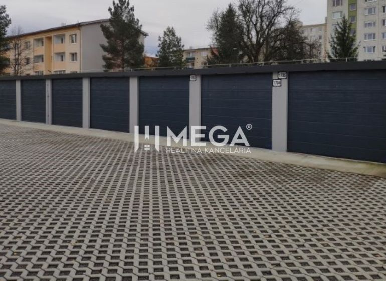 Garagen in der Laborecká-Straße in Humenné mit befestigter Parkfläche und umliegender Vegetation.