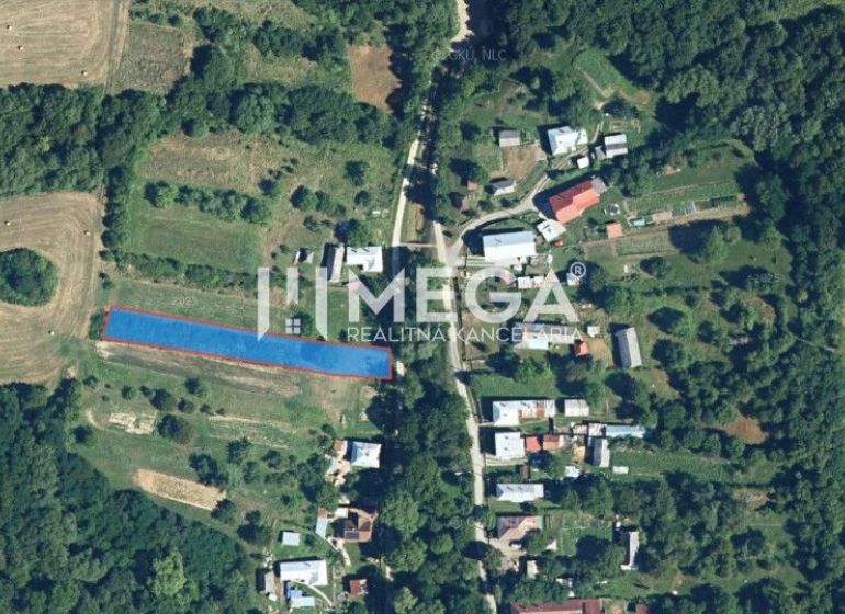 Luftaufnahme von Wohngebieten in Vyšné Ladičkovce, umgeben von Feldern und Wald.