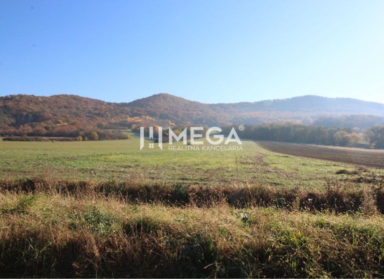 Herbstlandschaft bei Jasenov, ideal für Wohnbaugrundstücke mit wunderschöner Aussicht.