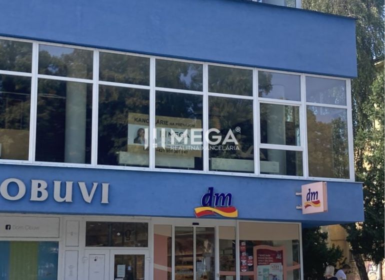 Gemischtwarenladen am Freiheitsplatz in Humenné mit einem Büroaufbau.